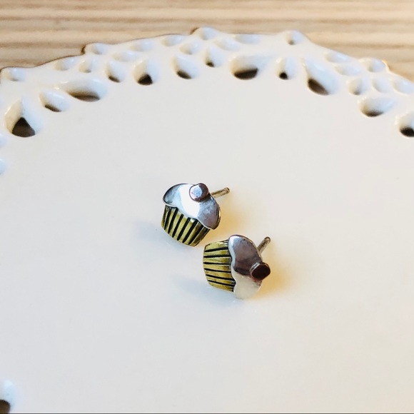 🧁EARRINGS // Dainty Mini Cupcake Earrings - Picture 1 of 5